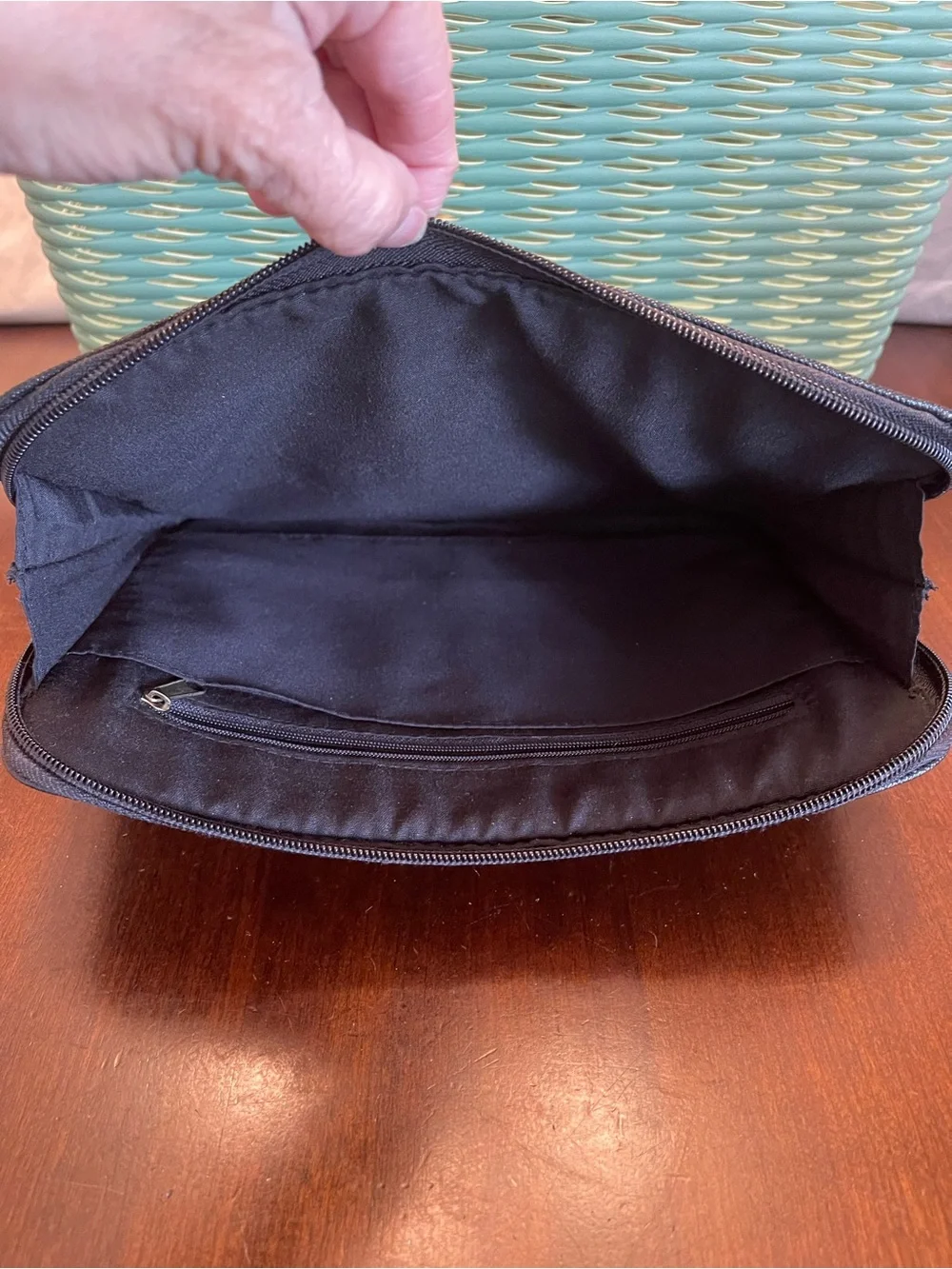 Liz Claiborne tablet carrying case, outside and inside pockets; size: 10" x 8.5" - Picture 4 of 8